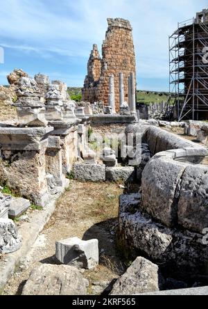 Antalya, Turquie, mai 2014 : porte hellénistique dans la ville ancienne de Perge Banque D'Images
