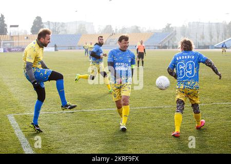 UZHHOROD, UKRAINE - 27 NOVEMBRE 2022 - les équipes de célèbres athlètes ukrainiens et célébrités du show business se disputent un match de football de charité Banque D'Images