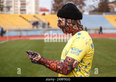 UZHHOROD, UKRAINE - 27 NOVEMBRE 2022 - MC KylymMen du groupe Kalush participe à un match de football de charité entre les équipes de la célèbre athl ukrainienne Banque D'Images