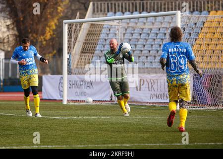 UZHHOROD, UKRAINE - 27 NOVEMBRE 2022 - les équipes de célèbres athlètes ukrainiens et célébrités du show business se disputent un match de football de charité Banque D'Images