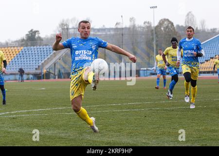 UZHHOROD, UKRAINE - le 27 NOVEMBRE 2022 - Mykhaylo Kopolovets, ancien milieu de terrain de football professionnel ukrainien, fait le ballon lors d'un football de charité Banque D'Images