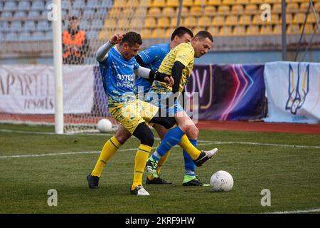 UZHHOROD, UKRAINE - 27 NOVEMBRE 2022 - les équipes de célèbres athlètes ukrainiens et célébrités du show business se disputent un match de football de charité Banque D'Images