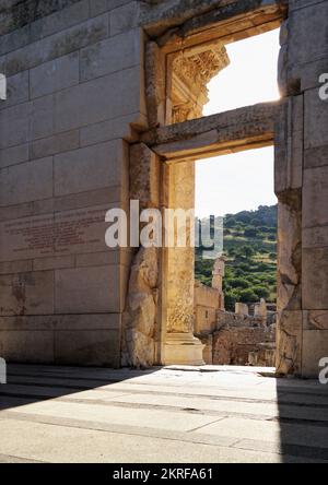 Izmir, Selcuk, Turquie, mai 2018: Vue intérieure par la porte de la bibliothèque Celsus dans la ville antique d'Ephèse (Efes) Ephèse est un site classé au patrimoine mondial de l'UNESCO Banque D'Images