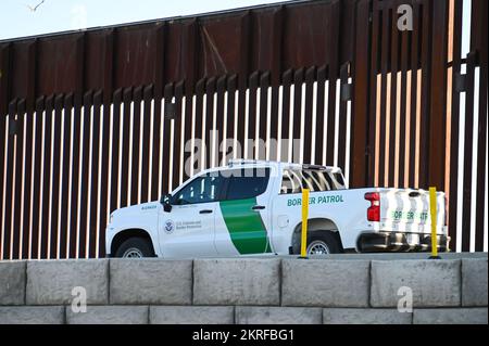 Vue générale d'un agent de patrouille frontalière au poste frontalier de San Ysidro le lundi 24 octobre 2022, à San Ysidro, en Californie. (Dylan Stewart/image o Banque D'Images