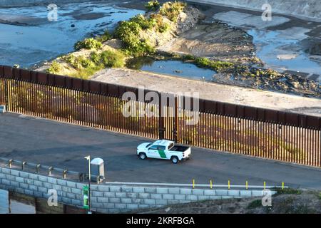 Vue générale d'un agent de patrouille frontalière au poste frontalier de San Ysidro le lundi 24 octobre 2022, à San Ysidro, en Californie. (Dylan Stewart/image o Banque D'Images