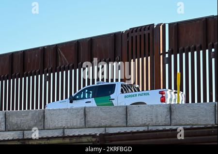 Vue générale d'un agent de patrouille frontalière au poste frontalier de San Ysidro le lundi 24 octobre 2022, à San Ysidro, en Californie. (Dylan Stewart/image o Banque D'Images