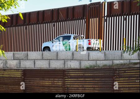 Vue générale d'un agent de patrouille frontalière au poste frontalier de San Ysidro le lundi 24 octobre 2022, à San Ysidro, en Californie. (Dylan Stewart/image o Banque D'Images