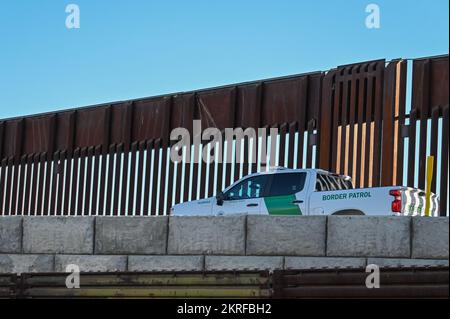 Vue générale d'un agent de patrouille frontalière au poste frontalier de San Ysidro le lundi 24 octobre 2022, à San Ysidro, en Californie. (Dylan Stewart/image o Banque D'Images