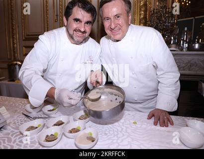 Paris, France. 28th novembre 2022. Les chefs présentent des en-cas lors de la cérémonie de dévoilement du classement mondial des restaurants DE LA LISTE 2023 au ministère des Affaires étrangères de France à Paris, le 28 novembre 2022. LA LISTE 2023, dernière mise à jour d'une liste des meilleurs restaurants du monde, a été dévoilée ici lundi. Depuis 2015, LA LISTE a sélectionné les meilleurs restaurants du monde en se basant sur la compilation de centaines de guides et de publications ainsi que des millions de critiques en ligne. Credit: Gao Jing/Xinhua/Alamy Live News Banque D'Images