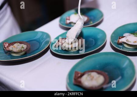 Paris, France. 28th novembre 2022. Les en-cas sont présentés lors de la cérémonie de dévoilement du classement mondial de la LISTE 2023 au ministère des Affaires étrangères de France à Paris, le 28 novembre 2022. LA LISTE 2023, dernière mise à jour d'une liste des meilleurs restaurants du monde, a été dévoilée ici lundi. Depuis 2015, LA LISTE a sélectionné les meilleurs restaurants du monde en se basant sur la compilation de centaines de guides et de publications ainsi que des millions de critiques en ligne. Credit: Gao Jing/Xinhua/Alamy Live News Banque D'Images