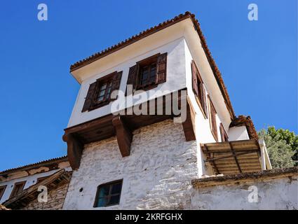 Izmir, Selcuk, Turquie, mai. 2018: Vue sur une maison traditionnelle Sirène village de montagne. Un rare exemple d'architecture chrétienne ottomane Banque D'Images