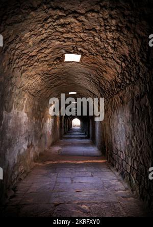 Bergama, Turquie, sept.2018: Le tunnel souterrain d'Asklepion au Temple de Telesphorus dans la ville romaine de Pergamon Banque D'Images