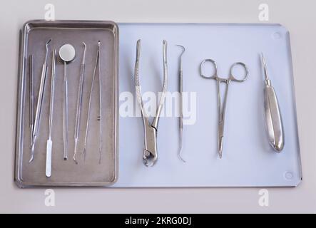 Les outils du commerce de la dentisterie. une variété d'outils de dentistes posés sur un plateau Banque D'Images