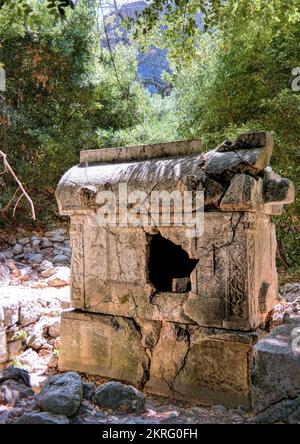 Olimpos, Antalya, Turquie, mai 2019 : les ruines de l'ancienne ville d'Olympos (Olympe). Sarcophage reste du Lycien Banque D'Images