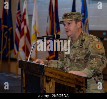 ÉTATS-UNIS Le colonel de l'armée Bryan M. Harris, commandant de l'équipe de combat de la Brigade blindée 2nd, Division d'infanterie 1st, parle de l'état actuel de la brigade lors d'une cérémonie de tubage tenue au centre de conditionnement physique King Field House à fort Riley, Kansas, le 16 novembre 2022. 2nd l'ABCT a tenu la cérémonie comme une tradition où l'Armée de terre fait la couleur de la brigade avant le déploiement. Banque D'Images