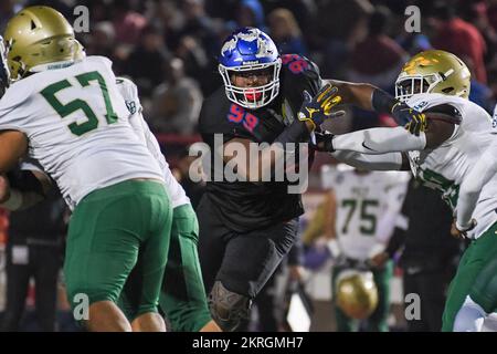 Los Alamitos Griffins défensive End T.A. Cunningham (99) lors d'un match final de 1 quarts de la CIF Southern Section Division contre long Beach Poly vendredi Banque D'Images