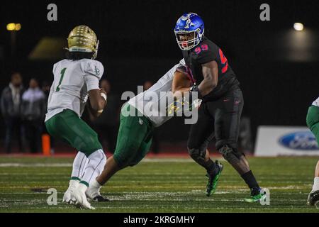 Los Alamitos Griffins défensive End T.A. Cunningham (99) lors d'un match final de 1 quarts de la CIF Southern Section Division contre long Beach Poly vendredi Banque D'Images