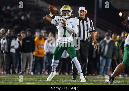 Long Beach Poly lapins Jackquarterback Darius Curry (1) lors d'une CIF Section Sud Division 1 quart de finale match contre Los Alamitos vendredi, Banque D'Images