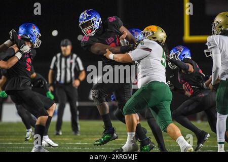 Los Alamitos Griffins défensive End T.A. Cunningham (99) lors d'un match final de 1 quarts de la CIF Southern Section Division contre long Beach Poly vendredi Banque D'Images