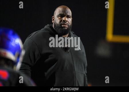 L'entraîneur-chef adjoint de Los Alamitos Griffins Bruce Bible lors d'un match 1 quart de finale de la CIF Southern Section Division contre long Beach Poly vendredi, Banque D'Images