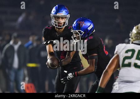 Los Alamitos Griffins quarterback Malachi Nelson (7) lors d'un match de 1 quart de finale de la CIF Southern Section Division contre long Beach Poly le vendredi, non Banque D'Images