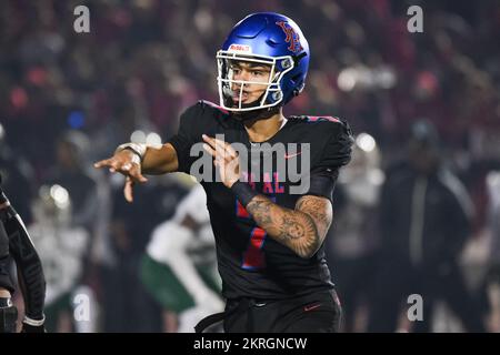 Los Alamitos Griffins quarterback Malachi Nelson (7) lors d'un match de 1 quart de finale de la CIF Southern Section Division contre long Beach Poly le vendredi, non Banque D'Images