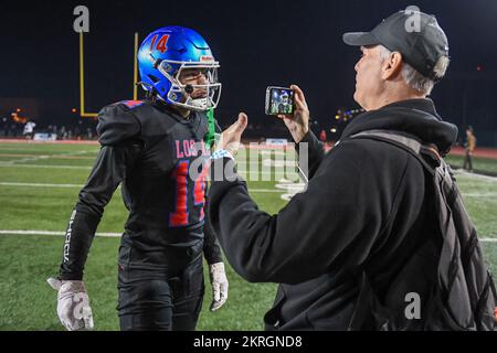 Le grand receveur de Los Alamitos Griffins Makai Lemon (14) est interviewé par le journaliste Scott Schrader (à droite) de On3 après une division 1 qua de la Section Sud de la CIF Banque D'Images