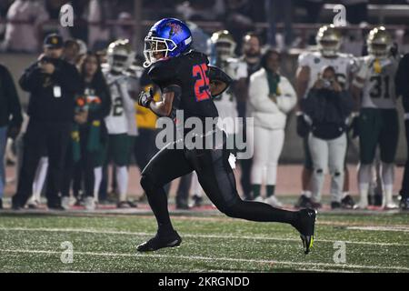 Los Alamitos Griffins qui a fait remonter Anthony League (25) lors d'un match de 1 quart de finale de la CIF Southern Section Division contre long Beach Poly vendredi, Banque D'Images