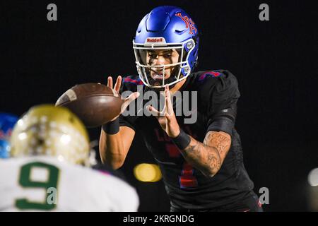 Los Alamitos Griffins quarterback Malachi Nelson (7) lors d'un match de 1 quart de finale de la CIF Southern Section Division contre long Beach Poly le vendredi, non Banque D'Images