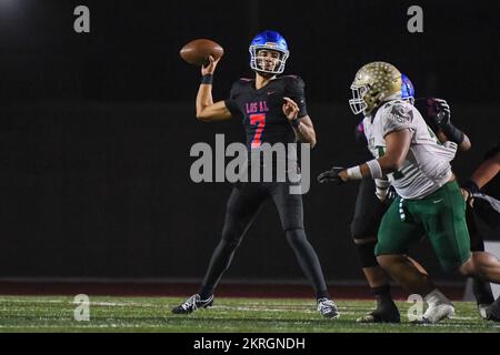 Los Alamitos Griffins quarterback Malachi Nelson (7) lors d'un match de 1 quart de finale de la CIF Southern Section Division contre long Beach Poly le vendredi, non Banque D'Images