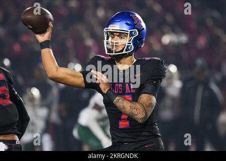 Los Alamitos Griffins quarterback Malachi Nelson (7) lors d'un match de 1 quart de finale de la CIF Southern Section Division contre long Beach Poly le vendredi, non Banque D'Images