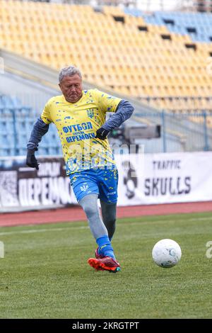 Non exclusif: UZHHOROD, UKRAINE - 27 NOVEMBRE 2022 - le directeur du football ukrainien et ancien milieu de terrain Myron Markevych lance le ballon pendant une charit Banque D'Images