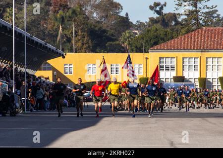 ÉTATS-UNIS Des maîtres de forage de corps de marine avec le Régiment d'entraînement de recrutement dirigent une course de motivation (moto) pour les nouvelles Marines de la compagnie Mike, 3rd Bataillon d'entraînement de recrutement, au dépôt de recrutement de corps de Marine (MCRD) San Diego, le 17 novembre 2022. Les maîtres de forage ont participé à la course de moto tout en représentant leurs bataillons. Banque D'Images