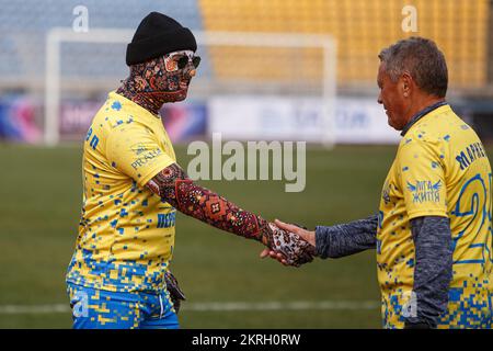 Non exclusif: UZHHOROD, UKRAINE - 27 NOVEMBRE 2022 - le directeur du football ukrainien et ancien milieu de terrain Myron Markevych (R) serre les mains avec MC Kylym Banque D'Images