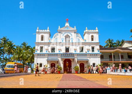 AGONDA, Goa - SEPTEMBRE 28 : les écoliers jouent pendant la pause dans la cour de l'église. ST. L'ÉGLISE D'ANNE à Agonda sur 28 septembre. 2022 en Inde Banque D'Images