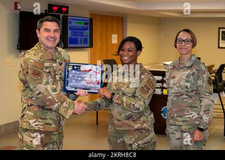 Coll. Russell Gohn, à gauche, 436th, commandant adjoint de l'aile du pont aérien, Et le Sgt. Principal Tiffany Griego, à droite, chef principal du Groupe de soutien de la mission 436th, donne au Sgt. Jazmine Fulmore, au centre, officier non commissionné de l'escadron de soutien des opérations 436th, un prix pour le meilleur exécutant de la semaine de l'escadre de transport aérien 436th sur la base aérienne de Douvres, Delaware, le 17 novembre 2022. Fulmore a remporté le prix pour son dévouement à l'égard de son équipe et de la mission de la Force aérienne. Banque D'Images