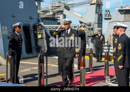 SAN DIEGO (17 novembre 2022) le capitaine DeWayne Sanders, commandant de l'escadron amphibie (CP) 1, salue les garçons de côté lors d'une cérémonie de changement de commandement à bord du quai de transport amphibie USS Portland (LPD 27), le 17 novembre 2022. Le capitaine Tate Robinson a soulagé Sanders à titre de commandant du CP 1 pendant la cérémonie. Banque D'Images