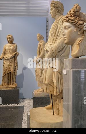 Aydin, Turquie- 12 août 2021 : reliefs et sculptures antiques uniques exposés dans le musée des Aphrodisias. Banque D'Images