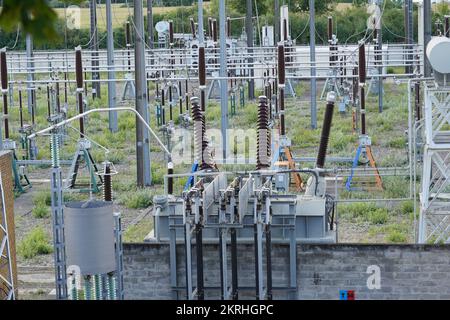 Centrale de distribution d'électricité haute tension et piliers d'électricité avec isolant en céramique. Banque D'Images