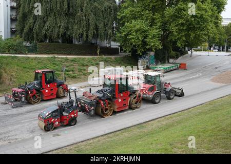 Machines de pavage en asphalte rouge, telles que les rouleaux de rue et les tracteurs sur pneus. Banque D'Images