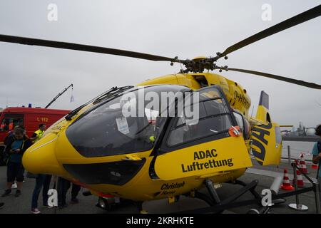 Hélicoptère de sauvetage aérien D-HYAF ADAC jaune ou Eurocopter EC145 exposé pendant une journée portes ouvertes. Banque D'Images