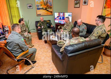 République d’Albanie Kolonel Ardian Lulaj, commandant du bataillon de soutien de l’état-major général, rencontre des membres de la bande militaire 63rd de la Garde nationale du New Jersey au Bataillon de soutien de l’état-major général de Tirana (Albanie), le 17 novembre 2022. La bande de l'armée de 63rd a joué avec la bande des forces armées albanaises pour marquer le jour de libération de Tirana en 78th. Banque D'Images