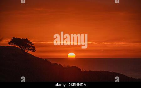 Swansea, Royaume-Uni. 29th novembre 2022. Ce matin, le soleil se lève sur le Canal de Bristol à Langland Bay, Swansea. Credit: Phil Rees/Alamy Live News Banque D'Images