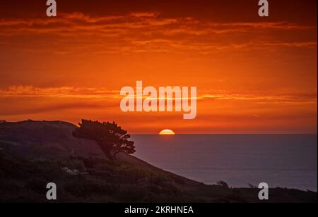 Swansea, Royaume-Uni. 29th novembre 2022. Ce matin, le soleil se lève sur le Canal de Bristol à Langland Bay, Swansea. Credit: Phil Rees/Alamy Live News Banque D'Images