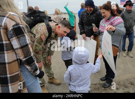 Les soldats du Kentucky du 1st Bataillon, 149th Brigade d'infanterie ont été accueillis par les dirigeants de la Garde nationale du Kentucky, des amis et des membres de leur famille à l'aéroport Bluegrass de Lexington, Ky., alors qu'ils sont arrivés de leur déploiement au Kosovo le 17 novembre 2022. Banque D'Images