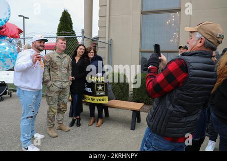 Les soldats du Kentucky du 1st Bataillon, 149th Brigade d'infanterie ont été accueillis par les dirigeants de la Garde nationale du Kentucky, des amis et des membres de leur famille à l'aéroport Bluegrass de Lexington, Ky., alors qu'ils sont arrivés de leur déploiement au Kosovo le 17 novembre 2022. Banque D'Images