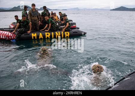 Marines indonésiennes avec 7th Bataillon d'infanterie, 4th Brigade marine et États-Unis Marines, avec le 1st Bataillon de reconnaissance, Marine Rotational Force-Southeast Asia (MRF-SEA), I Marine Expeditionary Force, effectue des opérations sur petits bateaux au large de la côte de Lampung, Indonésie, le 17 novembre 2022. Keris MAREX est un exercice bilatéral organisé par l'armée nationale indonésienne entre les Korps Marinir Republik Indonesia et les États-Unis Le corps maritime s'est concentré sur la promotion de l'interopérabilité militaire, la sensibilisation au domaine maritime, le renforcement des relations et l'expansion des capacités entre les forces participantes. MRF-SEA est un Banque D'Images