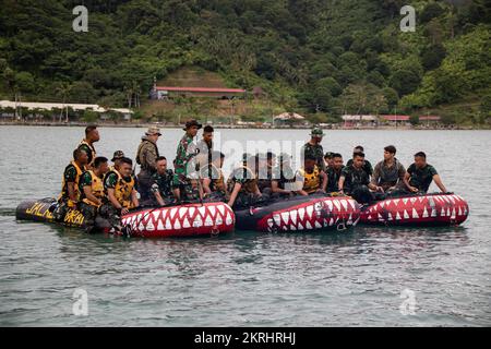 Marines indonésiennes avec 7th Bataillon d'infanterie, 4th Brigade marine et États-Unis Marines, avec le 1st Bataillon de reconnaissance, Marine Rotational Force-Southeast Asia (MRF-SEA), I Marine Expeditionary Force, effectue des opérations sur petits bateaux au large de la côte de Lampung, Indonésie, le 17 novembre 2022. Keris MAREX est un exercice bilatéral organisé par l'armée nationale indonésienne entre les Korps Marinir Republik Indonesia et les États-Unis Le corps maritime s'est concentré sur la promotion de l'interopérabilité militaire, la sensibilisation au domaine maritime, le renforcement des relations et l'expansion des capacités entre les forces participantes. MRF-SEA est un Banque D'Images