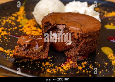 Assiette de délicieux dessert chaud gâteau au chocolat Fondant servi avec des boules de glace. Gâteau de lave sur une assiette décorée. Photo de haute qualité Banque D'Images
