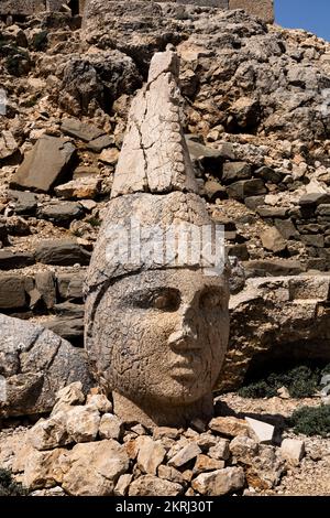 Mont Nemrut, Nemrut Dagi, terrasse est, tête de statue de dieu Apollon, royaume de Commagène, Kahta, province d'Adıyaman, Turquie, Asie Banque D'Images